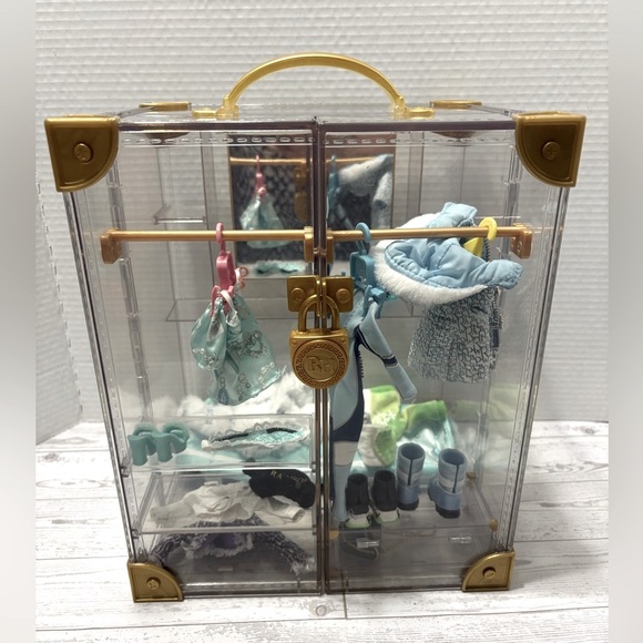 Rainbow High Fashion Dolls Closet with Clothes and Accessories - Picture 2 of 16